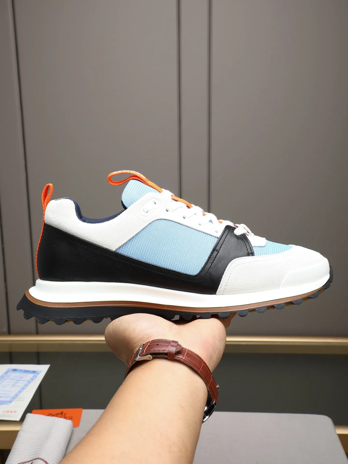 PP680【Hermes】fe new arrival~New Bouncing sneakers are the most comfortable shoes from Hermès. They are extremely light on the feet and look great. You won’t feel tired even when you go shopping and running around. 👍Very light and comfortable. Extremely light. Perfect for both sports and leisure. They feel great when you step on them! It’s up to you to choose, there’s always what you want~ ✔️Fabric: Imported first-layer cowhide ✔️Inner lining: Imported water-dyed cowhide ✔️Outsole: Seamless combination of IP+TPU (multi-color letters) German technology irradiation machine ✔️Code number: Male 38-44 (45 customized)